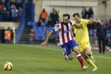 El defensa del Atlético de Madrid Juanfran Torres pelea un balón con el centrocampista ruso del Villarreal Denis Cheryshev.