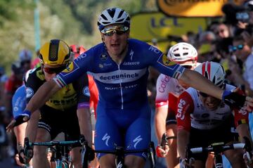 Elia Viviani del Deceuninck-Quick Step ganó la cuarta etapa del Tour de Francia 2019, mientras que su compañero Julian Alaphilippe se mantiene como líder de la clasificación general. Egan Bernal se mantiene como el mejor colombiano en la sexta casilla.