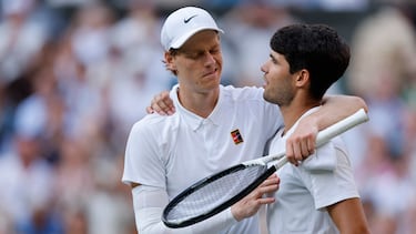 Jannik Sinner y Carlos Alcaraz se saludan después de la final.