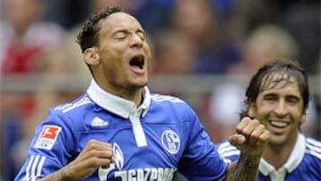 <b>Jermaine Jones</b>, celebrando un gol con el Schalke en presencia de Raúl.