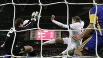 <b>GOL INICIAL. </b>Crouch marcó de esta manera el 1-0 con una media tijera que se coló pese a golpear en la cara del portero de los ucranios.