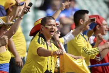 La hinchada colombiana presente en Canadá apoyando a las chicas súper poderosas.