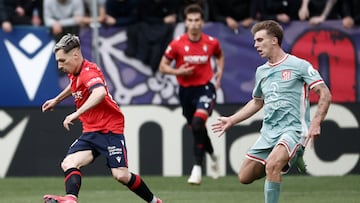 MADRID, 15/05/2025.- El centrocampista del Osasuna Bryan Zaragoza (i) intenta escaparse de la presión del centrocampista del Atlético de Madrid Pablo Barrios (d) durante el encuentro correspondiente a la jornada 36 de LaLiga EA Sports entre el Osasuna y el Atlético de Madrid este jueves en el Sadar, Pamplona. EFE/ Jesús Diges