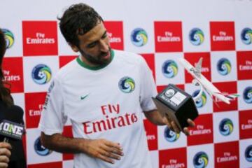 Raúl González con el trofeo de jugador del partido.