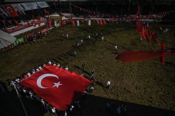 Los luchadores turcos pelean durante el 661º torneo anual de lucha libre de aceite de oliva de Kirkpinar en Sarayici, cerca de Edirne, en el oeste de Turquía. En Kirkpinar, los concursantes, desnudos hasta la cintura, están empapados en aceite de oliva de pies a cabeza y visten pantalones de cuero especialmente diseñados. Los combates uno contra uno que se organizan cada verano se parecen mucho a los primeros que se celebraron hace casi 650 años. Tres toneladas de aceite de oliva se utilizan cada año para la ocasión. 