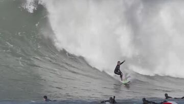 Un surfista en el bottom de una ola gigante en Meñakoz (País Vasco), el 26 de febrero del 2022.