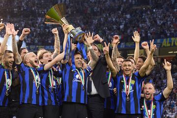 El Inter de Miln se proclam campen de la Serie A y recibi el trofeo de su 20? ttulo de campen de Italia, en el estadio Giuseppe Meazza el 19 de mayo de 2024.