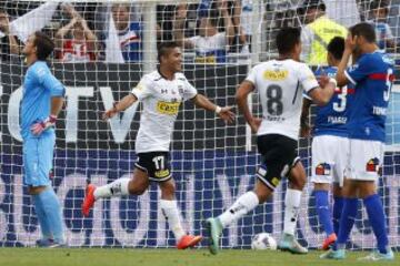 El Cacique festeja el autogol de Álvarez. Era el 1-0 de Colo Colo sobre la UC en San Carlos.