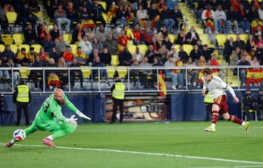 Víctor Muñoz conecta el disparo que acabaría en el tercer gol de España.