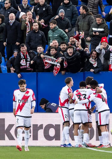 Los jugadores del Rayo Vallecano celebran el 3-0 de Nobel Mendy al Atlético de Madrid. 