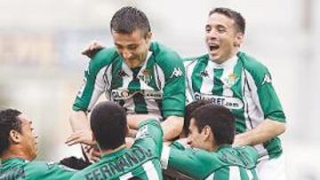 <b>FIESTA EN VERDIBLANCO. </b>Oliveira, Fernando Juanito, Varela y Luis Fernández estrujan a Assunçao, autor del segundo tanto bético.