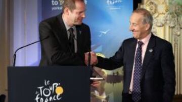 El director General del Tour de Francia Christian Prudhomme con el embajador brit&aacute;nico en Par&iacute;s.