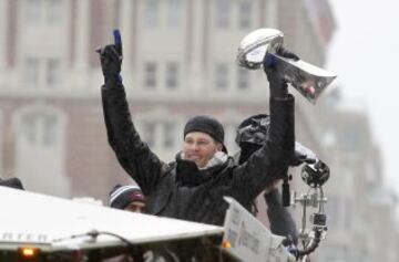 El quarterback Tom Brady sostiene el trofeo Vince Lombardi.