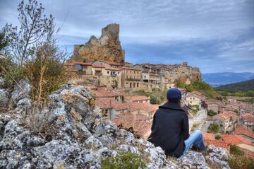 La de Frías es la ciudad más pequeña de toda España, situada sobre un peñasco del Parque Natural Montes Obarenes. Un Conjunto Histórico Artístico en el que destacan sus casas colgadas, su puente medieval, la Iglesia de San Vicente Mártir y el castillo de los Velasco.