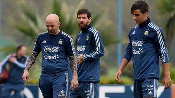 Jorge Sampaoli, Leo Messi y Paulo Dybala, con la selección de Argentina.