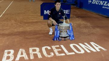 Kei Nishikori posa con el trofeo de campe&oacute;n del Torneo Conde de God&oacute; de 2015.