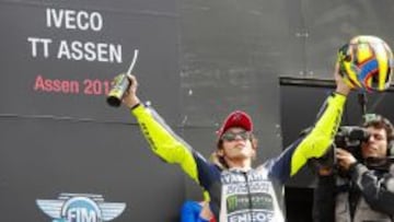 Valentino Rossi, feliz en el podio de Assen.