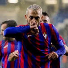 Stoichkov, Roque Mesa y Juan Soriano, los nombres propios de la temporada en Segunda