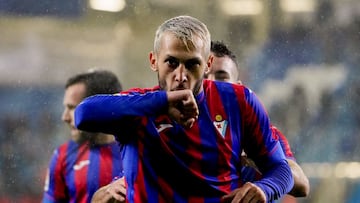 Stoichkov, jugador del Eibar, celebra un gol.