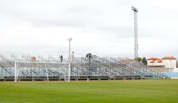 Operarios instalan las gradas supletorias en el fondo del estadio Juan Carlos Higuero.