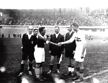 En 1938, este enclave colonial en el Pacífico (actual Indonesia) se convertiría en el primer equipo asiático en disputar un Mundial. En la fase de clasificación al torneo,  las Indias Orientales Holandesas deberían haberse enfrentado a Japón para disputar la plaza del Mundial de Francia 38, pero el inicio de la Segunda Guerra Sino-Japonesa obligó a la selección del país del Sol Naciente a retirarse del Mundial, sellando el billete de este enclave holandés al campeonato del mundo. En el torneo jugó un solo partido, cayendo en los octavos de final del torneo por 6-0 ante Hungría en el Stade Vélodrome Municipal de Reims.