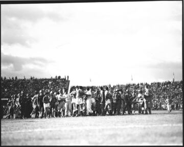 El 10 de agosto de 1938 se inauguró el Estadio Nemesio Camacho El Campín. Así se veía el estadio en la época del Dorado.