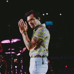Harry Styles skillfully handles onstage wardrobe malfunction