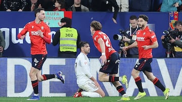 Raúl, a la izquierda, celebra su gol.