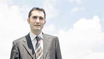 <b>PRETEMPORADA. </b>Valverde hará una tranquila preparación, "sin viajes transoceánicos". Antes de su presentación, el 'Txingurri' se hizo el abono del Espanyol para la campaña entrante.