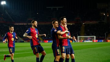 1-0. Robert Lewandowski celebra el tanto que anota de penalti con sus compañeros.