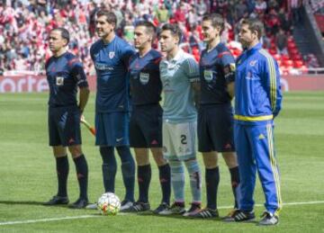 El árbitro Estrada Fernández acompañado por sus asistentes Martínez Munuera y Martín García, el cuarto árbitro Sureda Cuenca y los capitanes Iraizoz y Hugo Mallo.