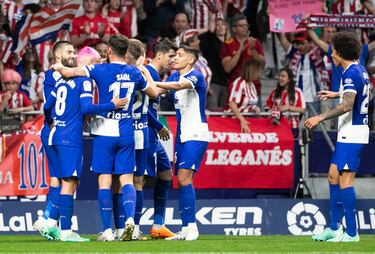 Los jugadores del Atlético celebran en 3-1 de Carrasco.