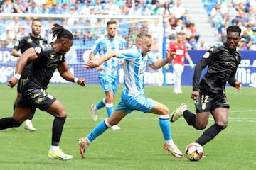 Ferreiro conduce el balón entre Uche y Cedric.