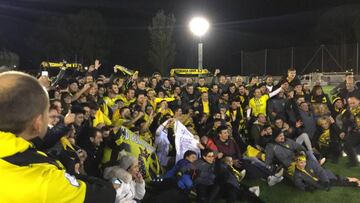 Los futbolistas de la Peña Azagresa celebran la clasificación para primera ronda de Copa del Rey.