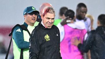 Javier Aguirre sufrió una herida en la cabeza después de ser golpeado por una lata.