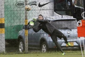 El portero bogotano entrenó de forma individual con Fabio 'La Gallina' Calle, entrenador de arqueros de Atlético Nacional.