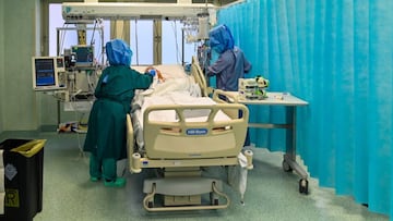 Medical staff care for a patient at the COVID-19 Intensive Care Unit (ICU) of the Tor Vergata hospital on November 24, 2020 in Rome. - Italy, the first European country to be hit by the global coronavirus pandemic, on November 23, 2020 passed the threshold of 50,000 deaths from Covid-19. Most took place earlier this year, but around 15,000 deaths have been reported since the beginning of September. (Photo by ANDREAS SOLARO / AFP)