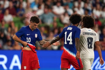 Christian Pulisic y Gianluca Busio se saludan al término del partido en Austin.
