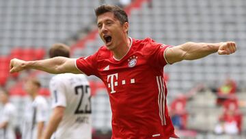 Munich (Germany), 20/06/2020.- Robert Lewandowski of Bayern Muenchen celebrates after he head's his teams 2nd goal during the Bundesliga match between FC Bayern Muenchen and Sport-Club Freiburg at Allianz Arena in Munich, Germany, 20 June 2020. (Alem