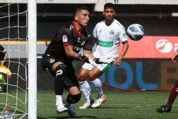 El jugador de Deportes La Serena, Gustavo Fuentealba, juega el balón contra Audax Italiano durante el partido por la Primera División.