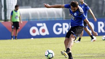 Adri&aacute;n L&oacute;pez, rematando un bal&oacute;n en un entrenamiento del Deportivo en Abegongo.