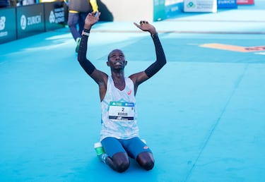 El atleta keniata celebra su victoria en Valencia.