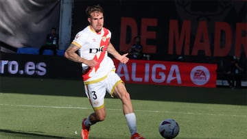 Chavarría, durante un partido con el Rayo.