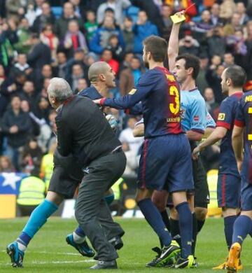 Real Madrid (2) - Barcelona (1). Fue un partido muy polémico. Pérez Lasa no pitó en el descuento un penalti de Sergio Ramos a Adriano, lo que hizo que Valdés perdiera los papeles y acabara expulsado.