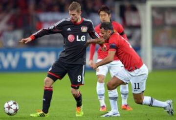 El jugador del Leverkusen Lars Bender (i) disputa un balón con Ryan Giggs (d) del Manchester United, durante un partido del grupo A de la Liga de Campeones de la UEFA