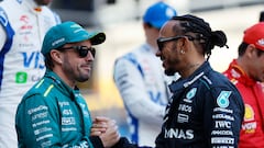 El piloto español, Fernando Alonso y el piloto inglés, Lewis Hamilton, se saludan antes del inicio del Gran Premio. 