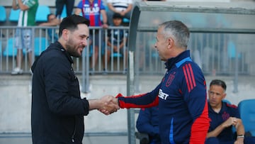 Futbol, Deportes Iquique vs Universidad de Chile.
Fecha 30, Liga de Primera 2025.
El director tecnico de Deportes Iquique Rodrigo Guerrero aluda al director tecnico de Universidad de Chile Gustavo Alvarez antes del partido de primera division disputado en el estadio Tierra de Campeones de Iquique, Chile.
06/12/2025
Alex Diaz/Photosport
Soccer, Deportes Iquique vs Universidad de Chile.
Date 30, Liga de Primera 2025.
Deportes Iquique technical director Rodrigo Guerrero greets Universidad de Chile technical director Gustavo Alvarez before the first division match played at Tierra de Campeones stadium in Iquique, Chile.
06/12/2025
Alex Diaz/Photosport