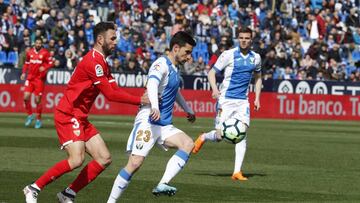 Omar Ramos juega el bal&oacute;n delante de Lay&uacute;n.