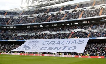 Sentido homenaje en el Santiago Bernab¨¦u a Paco Gento, antes del inicio de partido.