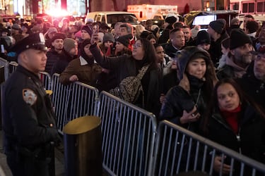 Fila de personas para ver la 93.ª ceremonia anual de encendido del árbol de Navidad del Rockefeller Center.